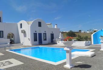 Santorini Traditional Suites has Balcony rooms