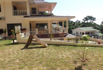 Charlotte Villa has rooms with a private hot tub