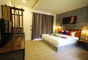 Coco Cape Lanta Resort - SHA Extra Plus has rooms with a private hot tub