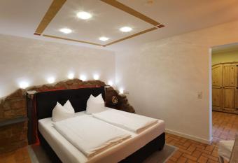 Hotel Wandersleben allows 18 year olds to book a room