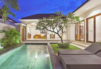 Kubu Manggala Villas Seminyak has rooms with a private hot tub