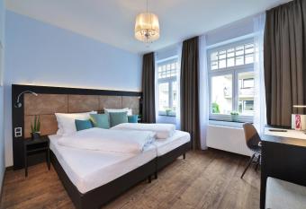 UHU G  stehaus Superior allows 18 year olds to book a room