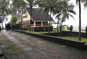 THE OUTRIGGER - 2 Bedroom Beachfront Villa allows 18 year olds to book a room