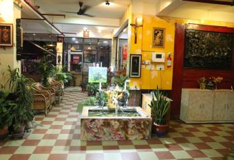 The Elite Apartment Hotel has Smoking/Balcony rooms