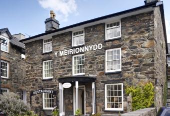 Y Meirionnydd Townhouse allows 18 year olds to book a room