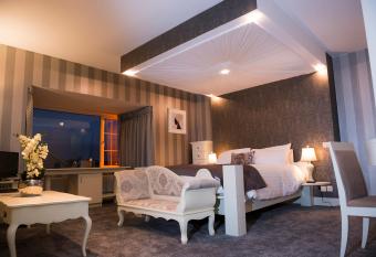 Kilmorey Arms Hotel has rooms with a private hot tub