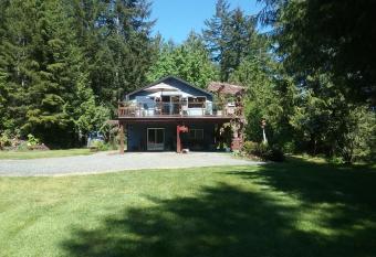 Beaver Hut Bed And Breakfast has Balcony rooms