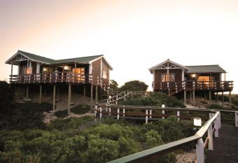 Pine Lodge Resort has rooms with a private hot tub