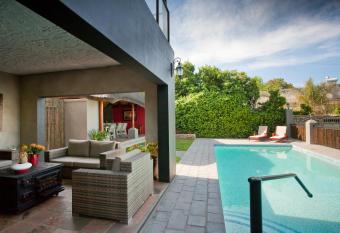 Miles B&B Guest House has Balcony rooms