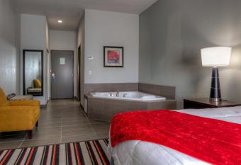 Best Western Plus Coweta's 1st Hotel has rooms with a private hot tub