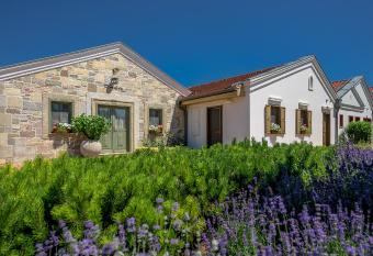 P  skom Cottage allows 18 year olds to book a room