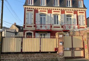 Chambre D h  te Villa Maurice allows 18 year olds to book a room