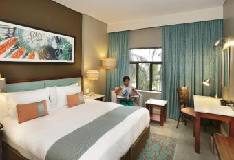 Metcourt at Khoroni has Balcony rooms