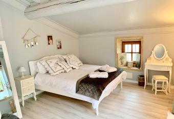 Maison & Table d h  tes - H  tel de Vigniamont allows 18 year olds to book a room