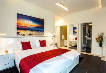 Complex Europe has rooms with a private hot tub