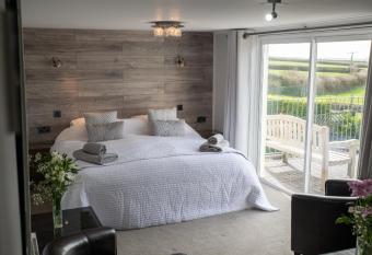 Tregaddra Farm B&B has Balcony rooms