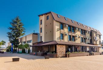 Hotel YMY Targu Jiu allows 18 year olds to book a room