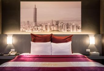 Ching Ching Motel has rooms with a private hot tub