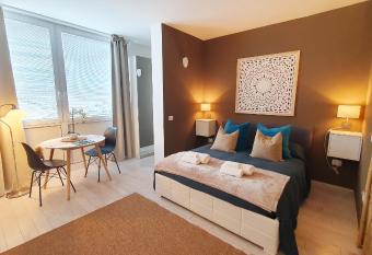 Apartment Giotto Eremitani allows 18 year olds to book a room