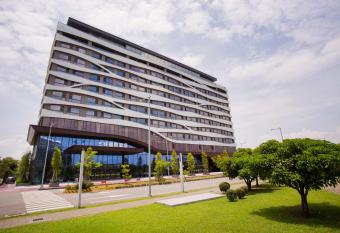 Sun Hao International Hotel allows 18 year olds to book a room