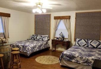 Almond Cabin has rooms with a private hot tub