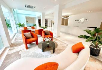 The One Bay Breeze has Balcony rooms