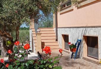 Il Poggetto Marzamemi B&B allows 18 year olds to book a room