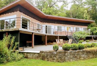 Au Bord De L eau has Balcony rooms