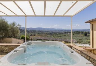 Agriturismo Fattoria Di Maiano has rooms with a private hot tub