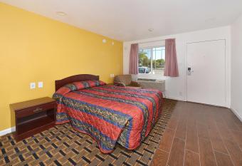 Budget Inn Expressway Hub has Smoking rooms