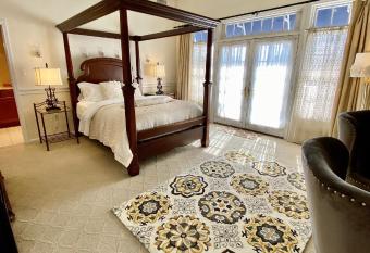 Inn on Main Hotel has Balcony rooms