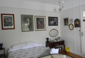 Glenellen Bed and Breakfast has rooms with a private hot tub