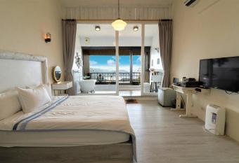 Sunny Room has Balcony rooms