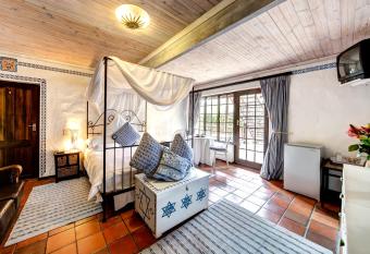 Wild Rose Country Lodge has rooms with a private hot tub