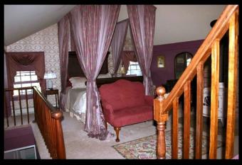 House Of 1833 Bed And Breakfast has rooms with a private hot tub