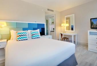 The Wave Hotel Condado has rooms with a private hot tub