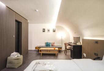 HOTEL H has rooms with a private hot tub