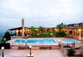 Il Poggio has rooms with a private hot tub