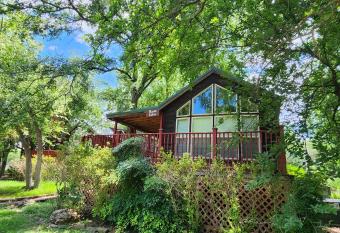 Peach Cabin has rooms with a private hot tub