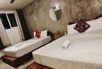 La Zona Hostel has Balcony rooms