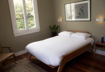 El Navegante B&B has rooms with a private hot tub