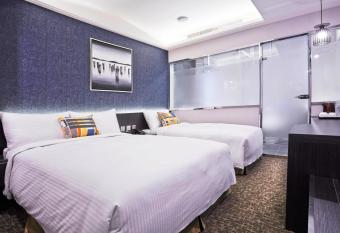 V-one Hotel - Ningxia No. 2 Inn has rooms with a private hot tub