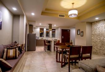 Royal Shaza Suites has rooms with a private hot tub