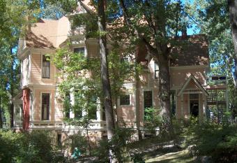1884 Wildwood Bed and Breakfast Inn has Balcony rooms