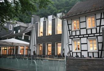 Seminar- & Tagungshotel Gro  e Ledder allows 18 year olds to book a room