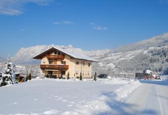Familien-Bauernhof Neumoar has Balcony rooms