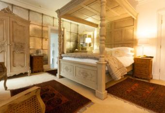 Meifod House allows 18 year olds to book a room