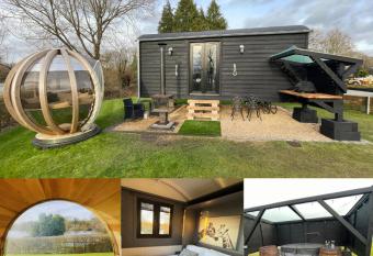 Lake View Retreats has rooms with a private hot tub