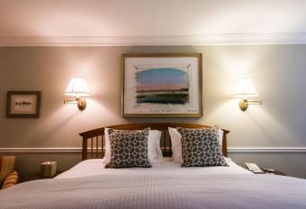 Four Columns Inn has Balcony rooms