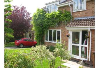 Camelot Retreat - Tor View allows 18 year olds to book a room